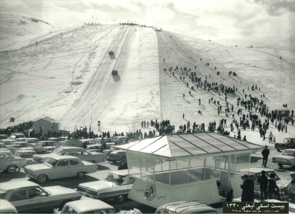 تهران قدیم| تصاویر جالب از صف خودروهای کلاسیک، ۶۳ سال قبل در پیست آبعلی/ عکس