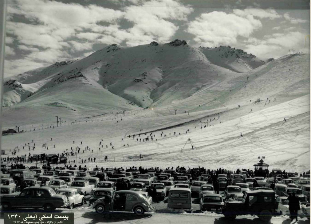 تهران قدیم| تصاویر جالب از صف خودروهای کلاسیک، ۶۳ سال قبل در پیست آبعلی/ عکس