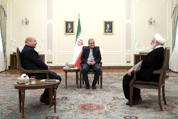 رؤساء السلطات الايرانية الثلاث يلتقون باستضافة الرئيس بزشكيان رؤساء السلطات الايرانية الثلاث يلتقون باستضافة الرئيس بزشكيان