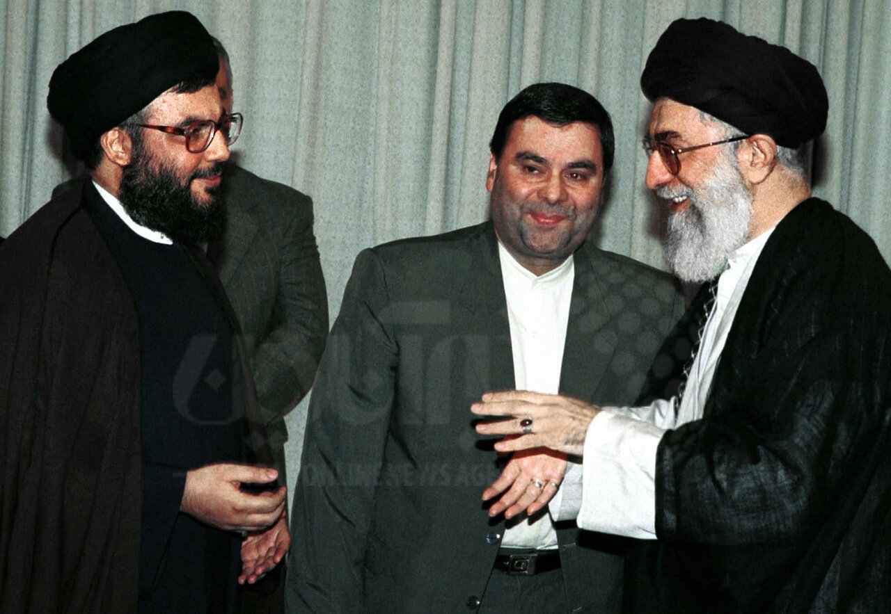 عکس | تصویری جالب از دیدار سیدحسن نصرالله با رهبر انقلاب در تهران؛ چهرههای خندان در قاب تاریخ