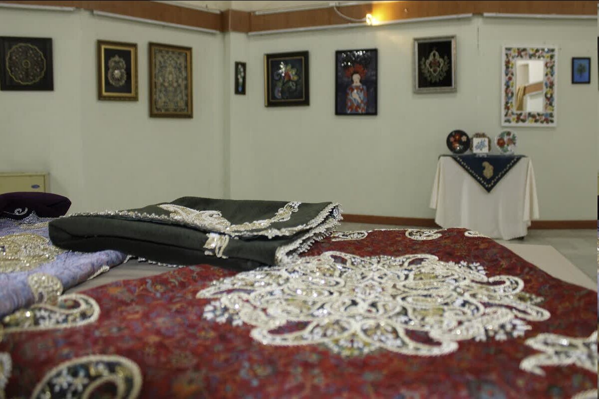 برپایی نمایشگاه هنری نقاشی روی کاشی درشهرکرد