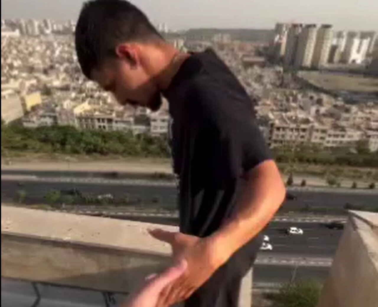 ببینید | حرکت جنون‌آمیز دو جوان؛ پرش دیوانه‌وار از لبه ساختمان بلند در تهران