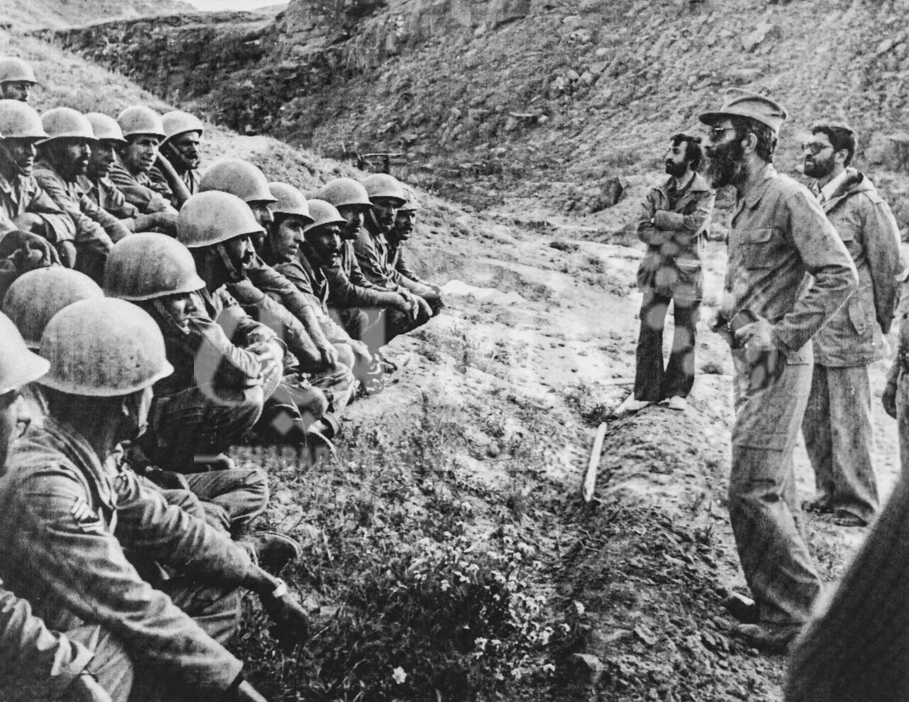 عکس | تصویری تاریخی از حضرت آیت الله خامنهای با لباس نظامی در حال صحبت با رزمندگان در خط مقدم جنگ