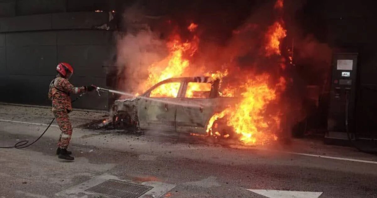 رقابت مرسدس بنز و ایران خودرو در انفجار خودبه‌خودی خودرو /عکس و فیلم
