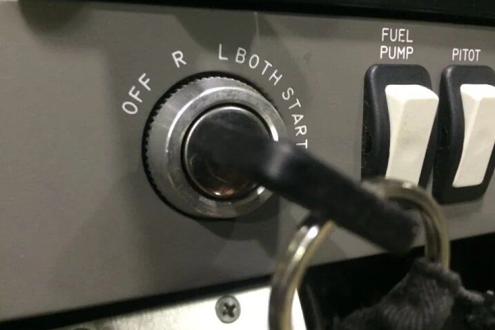 هواپیما با سوییچ روشن میشود؟