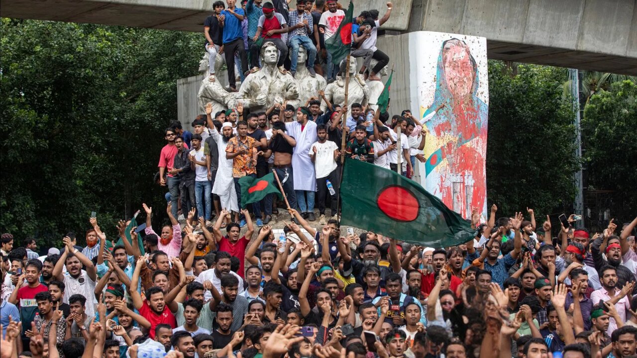 ببینید | تصرف خانه  نخست‌وزیر فراری بنگلادش توسط شهروندان