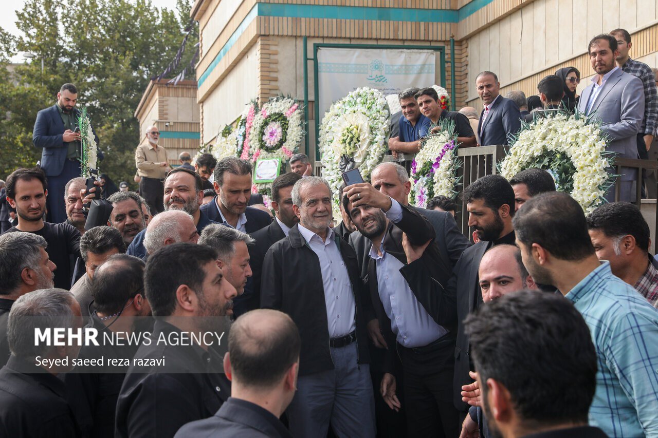 عکس | سلفی خندان پزشکیان با مردم در حاشیه مراسم ختم سردار محمد ربیعی از فرماندهان دفاع مقدس