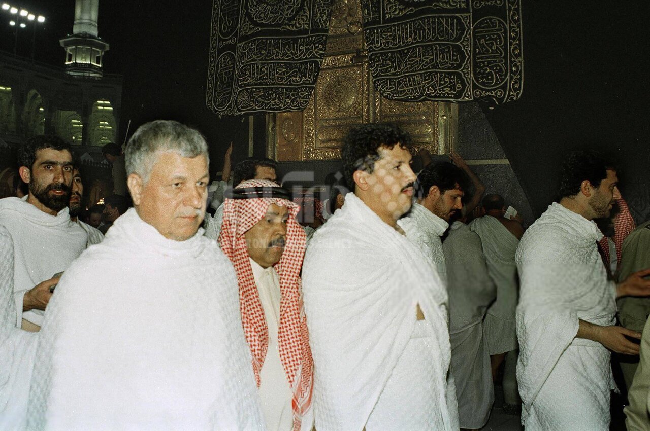 عکس | تصویری از اکبر هاشمی رفسنجانی در لباس احرام حین انجام مناسک حج در کعبه