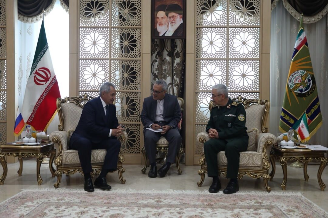 ببینید | تصاویری معنادار از دیدار دبیر شورای امنیت ملی روسیه با رئیس ستادکل نیروهای مسلح