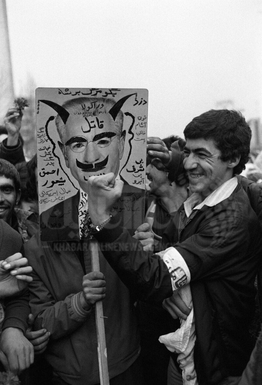 عکس | پیام‌ها و لقب‌های قابل توجه روی پلاکاردی با تصویر محمدرضا پهلوی در اوایل انقلاب