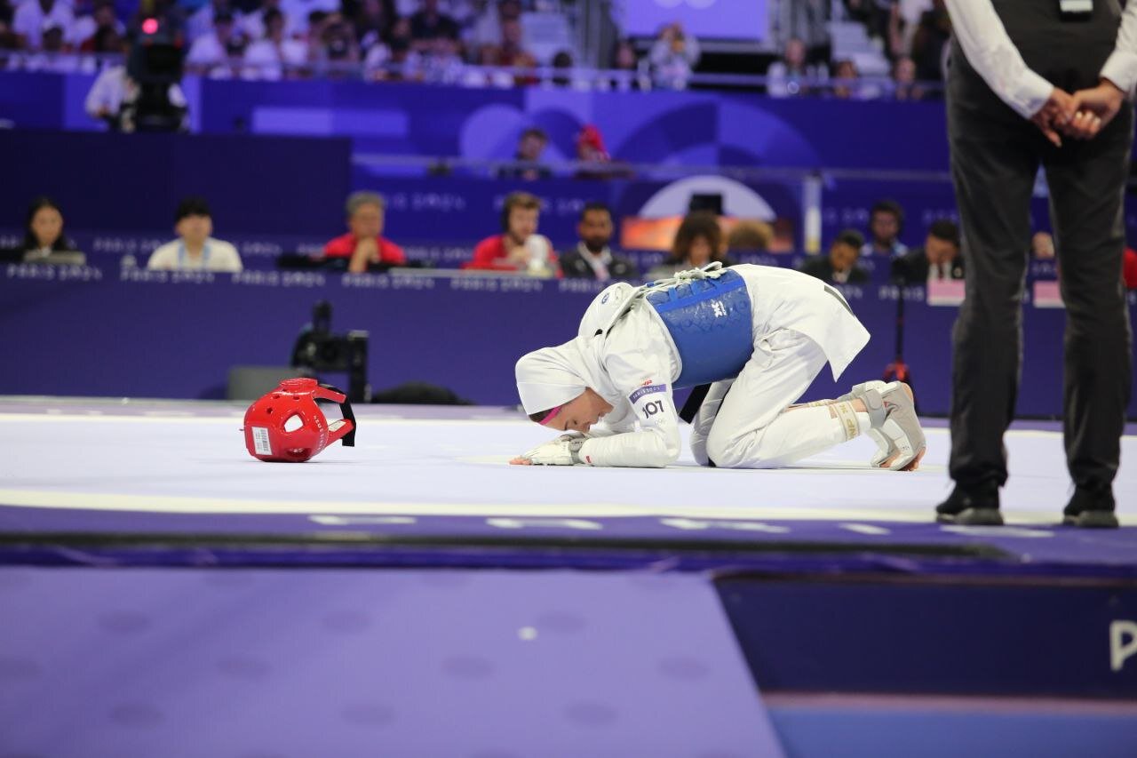 عکس| سجده شکر مبینا نعمت زاده پس از کسب برنز در المپیک