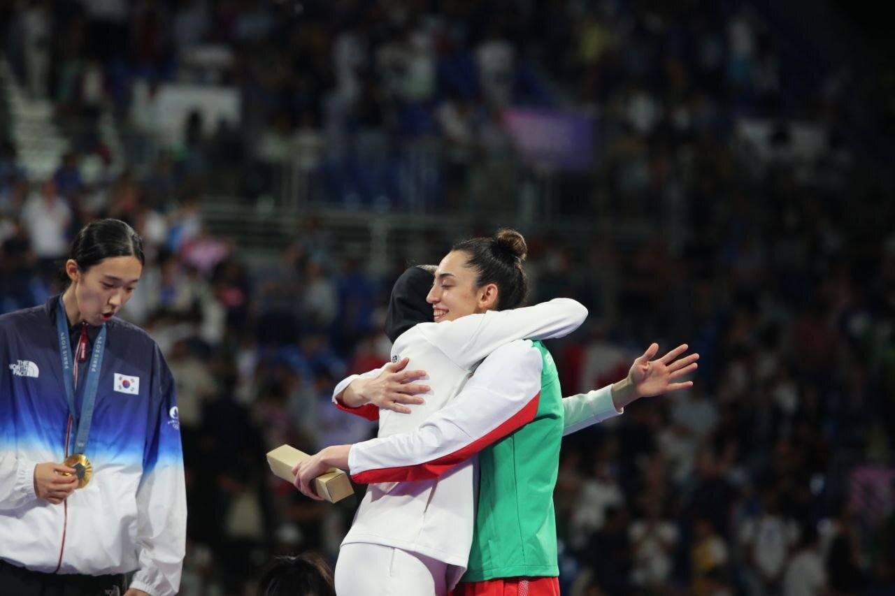 عکس | ناهید و کیمیا در آغوش هم؛ دو غریبه دو تا قلب دربهدر!