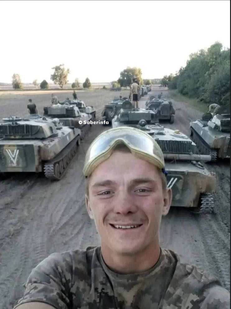 عکس | تصویری که باعث عصبانیت پوتین میشود؛ سلفی جنجالی سرباز اوکراینی با غنائم جنگی روسیه