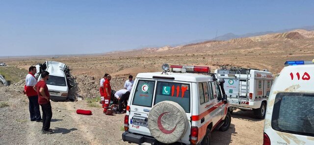 مصدومیت ۹ نفر در انحراف از جاده/عکس