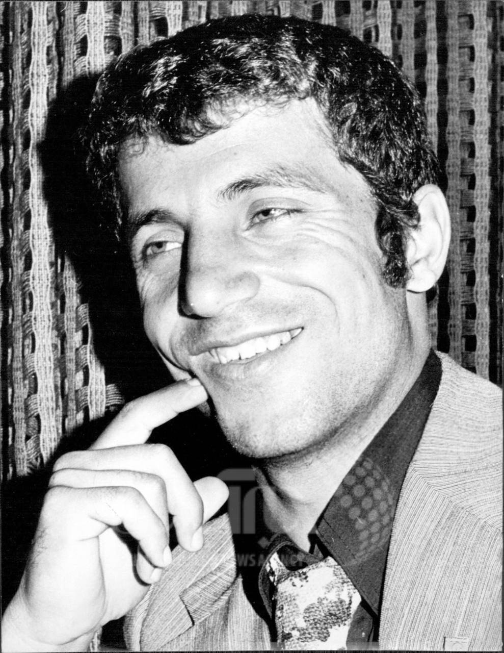 عکس | تصویری دیده نشده از علی پروین با کتوشلوار و کراوات پیش از پیروزی انقلاب اسلامی ایران