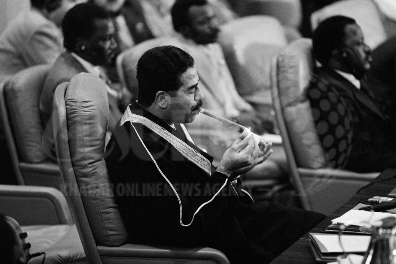 عکس | تصویری تاریخی از سیگار کشیدن صدام حسین حین جلسه صلح!