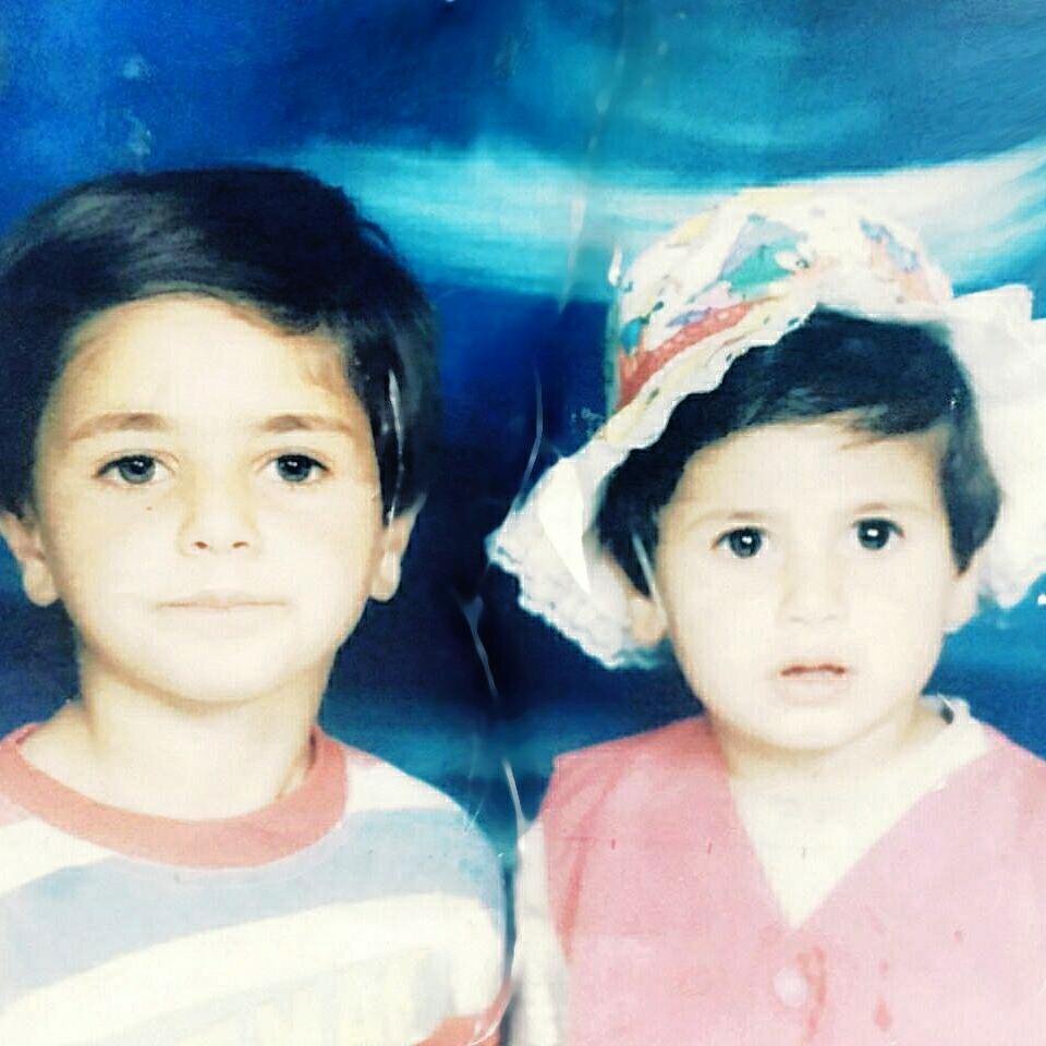 عکس | تصویری جالب از دوران کودکی ناهید کیانی با یک کلاه بامزه