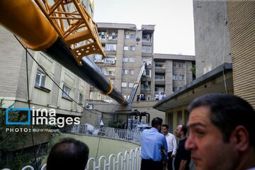 عکس | تصویری جدید از له شدن سقف هیوندا وُلستر در پی سقوط جرثقیل روی ساختمان شهرداری در خیابان حافظ