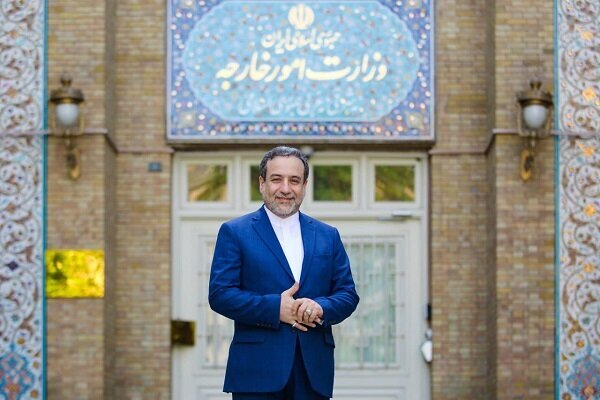 عراقچی؛ دیپلماتی برخاسته از زمین‌های خاکی وزارت خارجه /پیام جهانی حضور «آقای دیپلمات» در رأس ساختمان میدان مشق