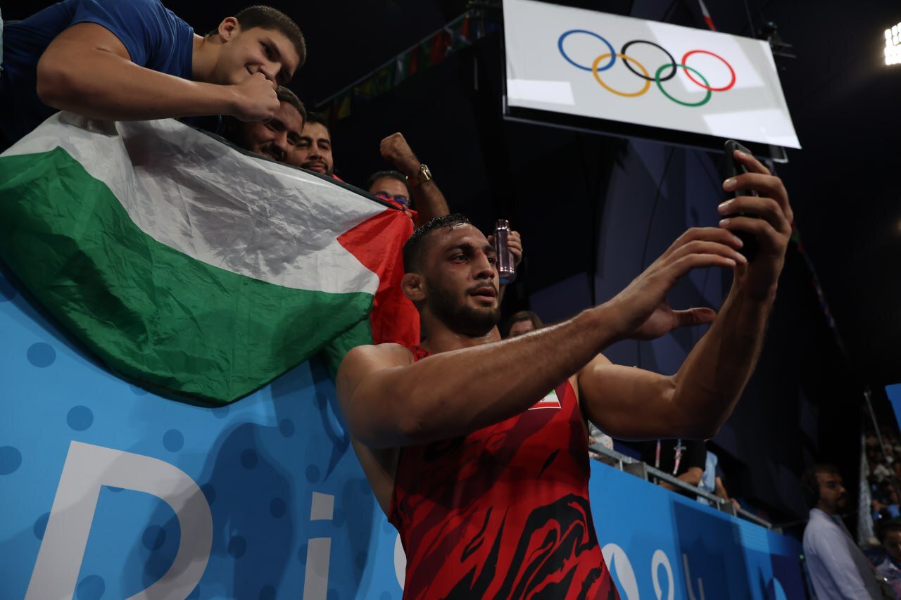 عکس| ستاره ایرانی در جمع فلسطینی ها/ سلفی با مظلومیت!