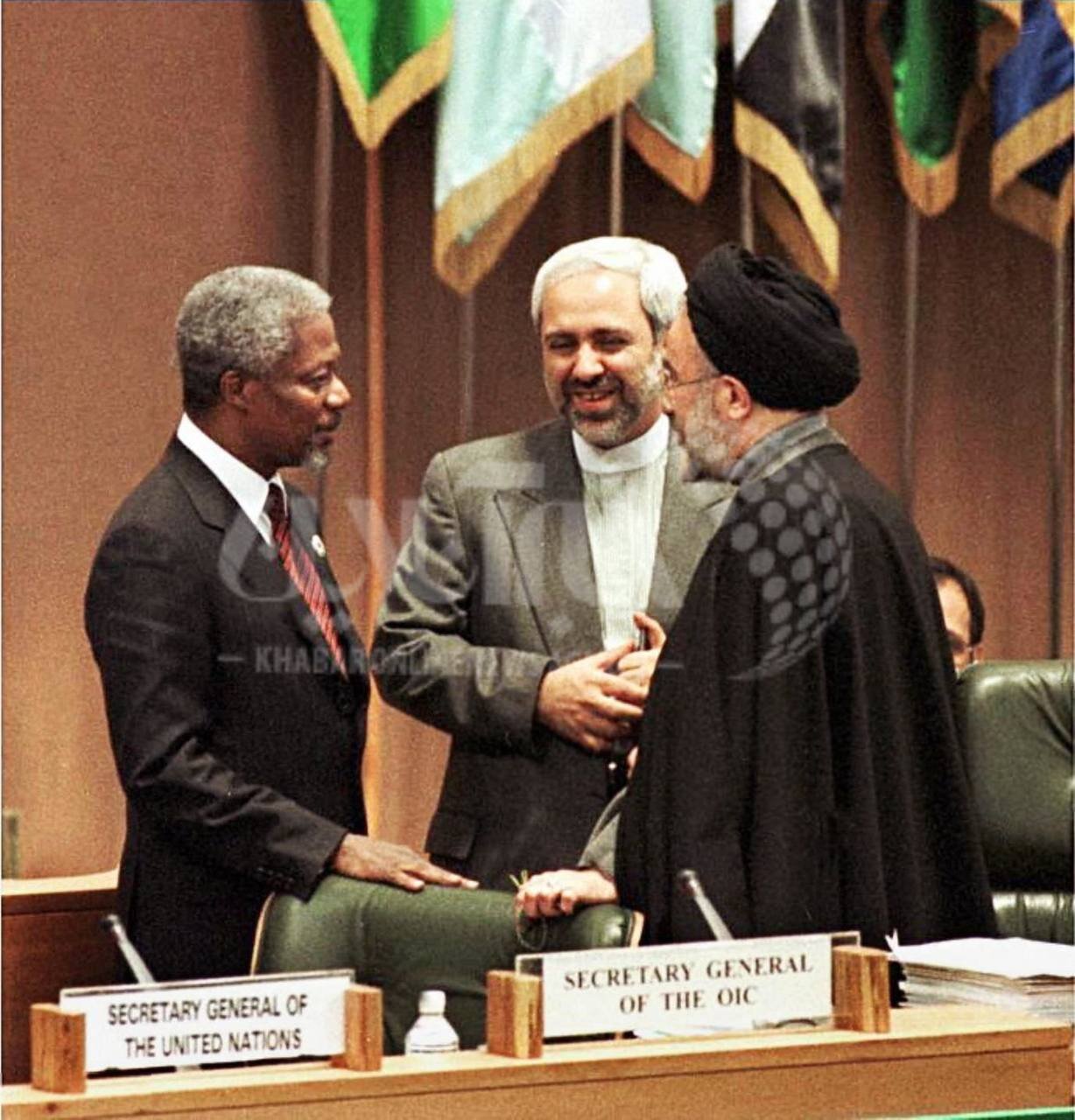 تصویر قدیمی از محمد جواد ظریف در کنار محمد خاتمی 1 عکس | تصویری تاریخی از محمدجواد ظریف در کنار سیدمحمد خاتمی و کوفی عنان در یک کنفرانس بینالمللی