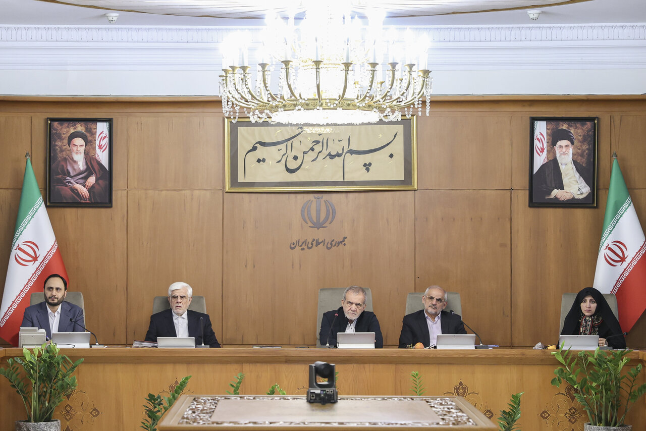 عکسی از اولین حضور معاون زن پزشکیان در جلسه هیات دولت /محمد اسلامی در این صندلی ماندگار است