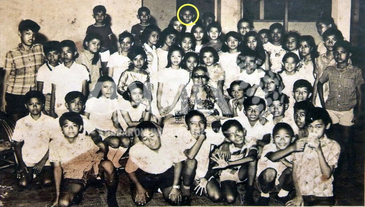 عکس | تصویر تاریخی از باراک اوباما در 8 سالگی مشغول تحصیل در مدرسه مختلط در جاکارتا اندونزی؛ روزی که او فکرش را هم نمیکرد که رئیس جمهور آمریکا شود!