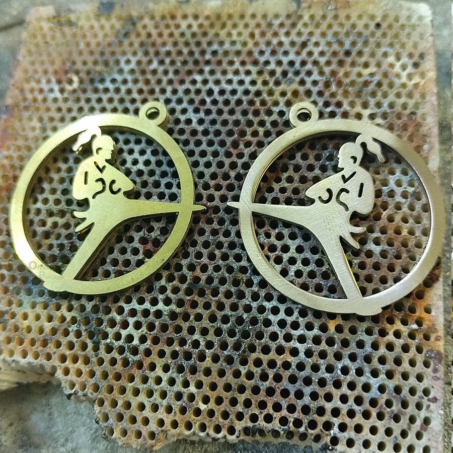 عکس | پلاکهای طلایی که میگویند برای ناهید و مبینا ساختهاند!