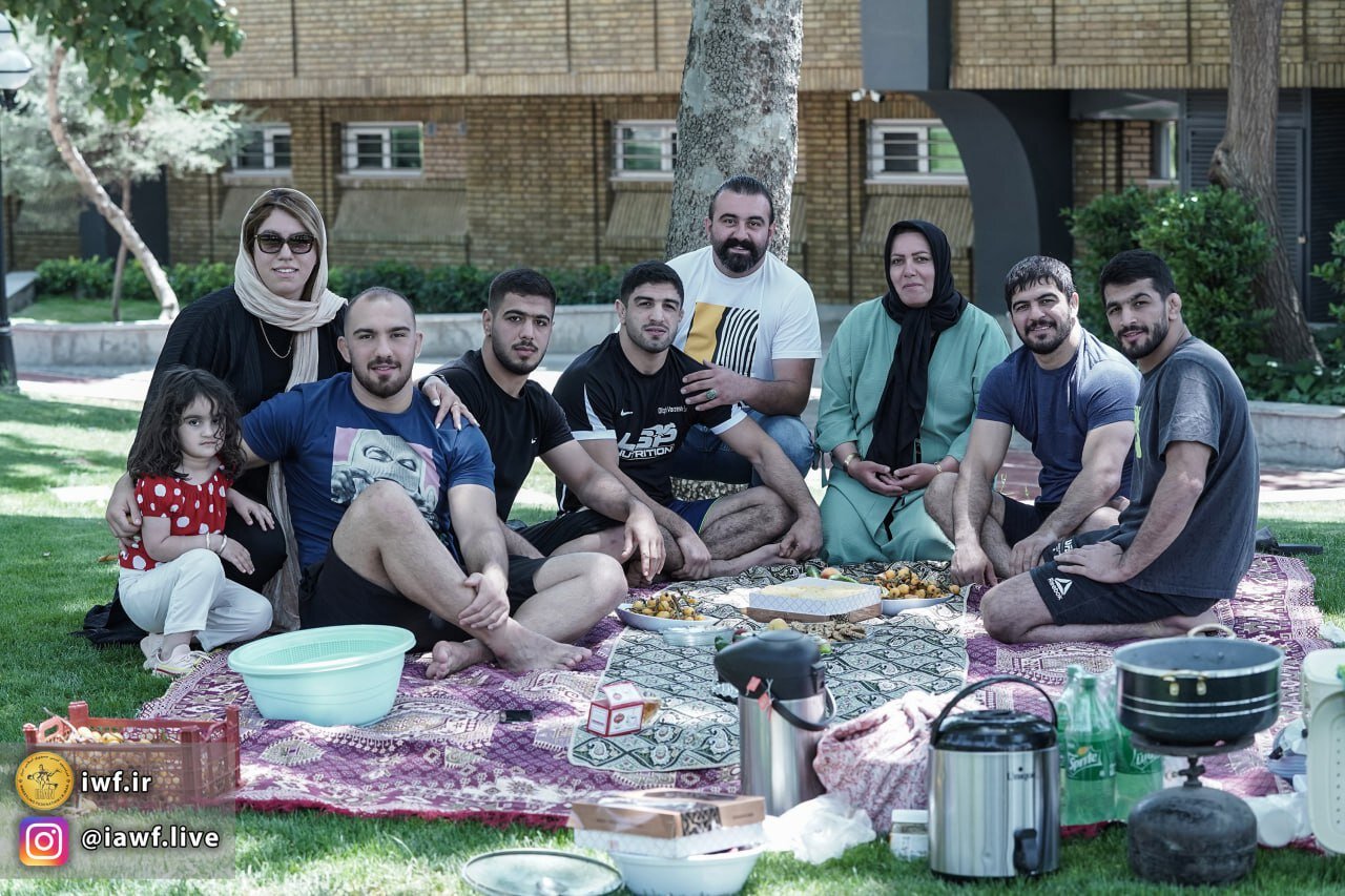 عکس | پیکنیک خانوادگی قهرمانهای جهان و المپیک روی چمن آزادی!