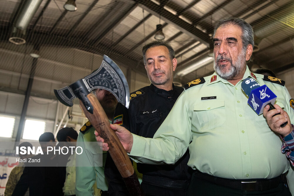 عکس | سلاح عجیب کشفشده از اوباش و اشرار تهران در دست فرمانده انتظامی پایتخت