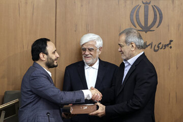 تصاویری از تقدیر پزشکیان و عارف از سخنگوی دولت سیزدهم/ خداحافظی بهادری جهرمی از پاستور تصاویری از تقدیر پزشکیان و عارف از سخنگوی دولت سیزدهم/ خداحافظی بهادری جهرمی از پاستور