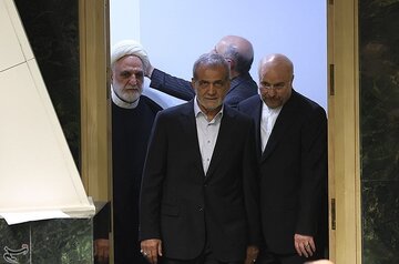 پزشکیان به بهارستان رفت/ آغاز جلسه غیر علنی مجلس با حضور رئیسجمهور پزشکیان به بهارستان رفت/ آغاز جلسه غیر علنی مجلس با حضور رئیسجمهور