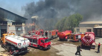 آتشسوزی در کارخانه کارتن سازی اهواز آتشسوزی در کارخانه کارتن سازی اهواز