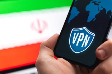 کنایه عباس عبدی به سرنوشت قاضی فیلتر کننده / آقای پزشکیان وقت خود را تلف نکنید و مساله فیلترینگ را حل کنید / معلوم نیست چه کسانی مخالف هستند!