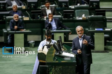 تصاویری از قدم زدن پزشکیان و قالیباف قبل از جلسه علنی مجلس /حاجی میرزایی و طیب نیا هم بودند/ خوش و بش رئیس مجلس با عارف تصاویری از قدم زدن پزشکیان و قالیباف قبل از جلسه علنی مجلس /حاجی میرزایی و طیب نیا هم بودند/ خوش و بش رئیس مجلس با عارف