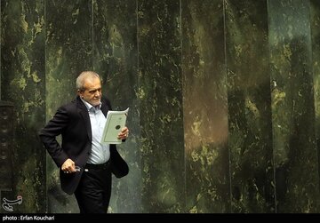 تصاویری از واکنش نمایندگان به حضور ناگهانی پزشکیان در صحن مجلس