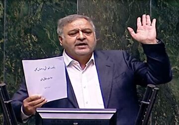 عراقچی حتی محکم تر از قالیباف و سرداران در مبارزه دیپلماتیک حضور دارد/ نباید به آنها اتهاماتی وارد کنیم وگرنه سنگ روی سنگ بند نمی شود