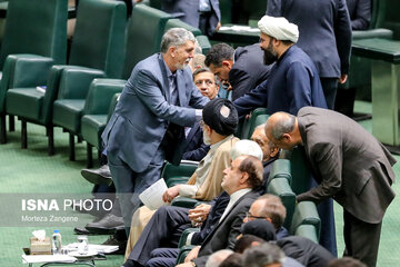 عکسی از عباس عراقچی در حال گفتگو با آتش زننده برجام /تاجگردون همچنان لابی می کند /نوری قزلجه به میان نمایندگان رفت