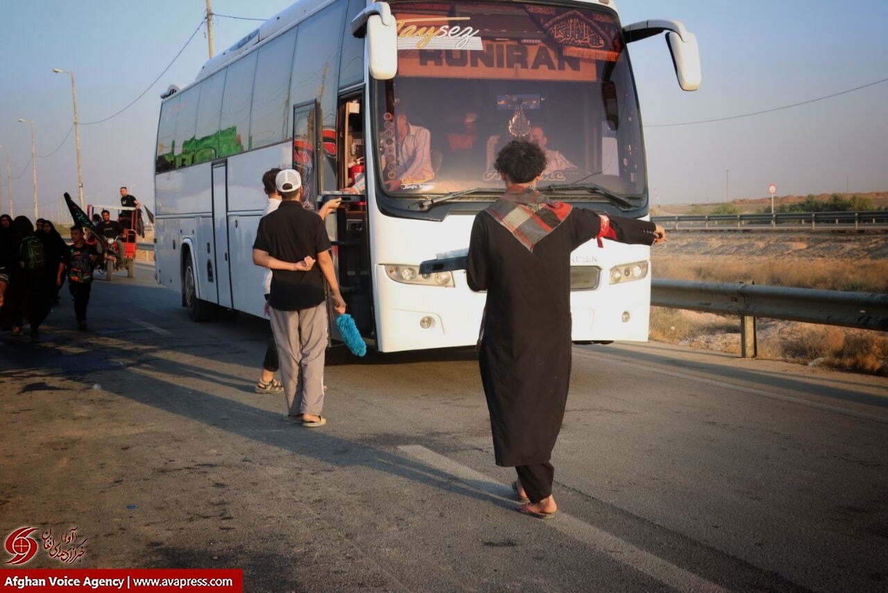 پذیرایی از مهاجران افغانستانی زائر امام حسین/ عکس