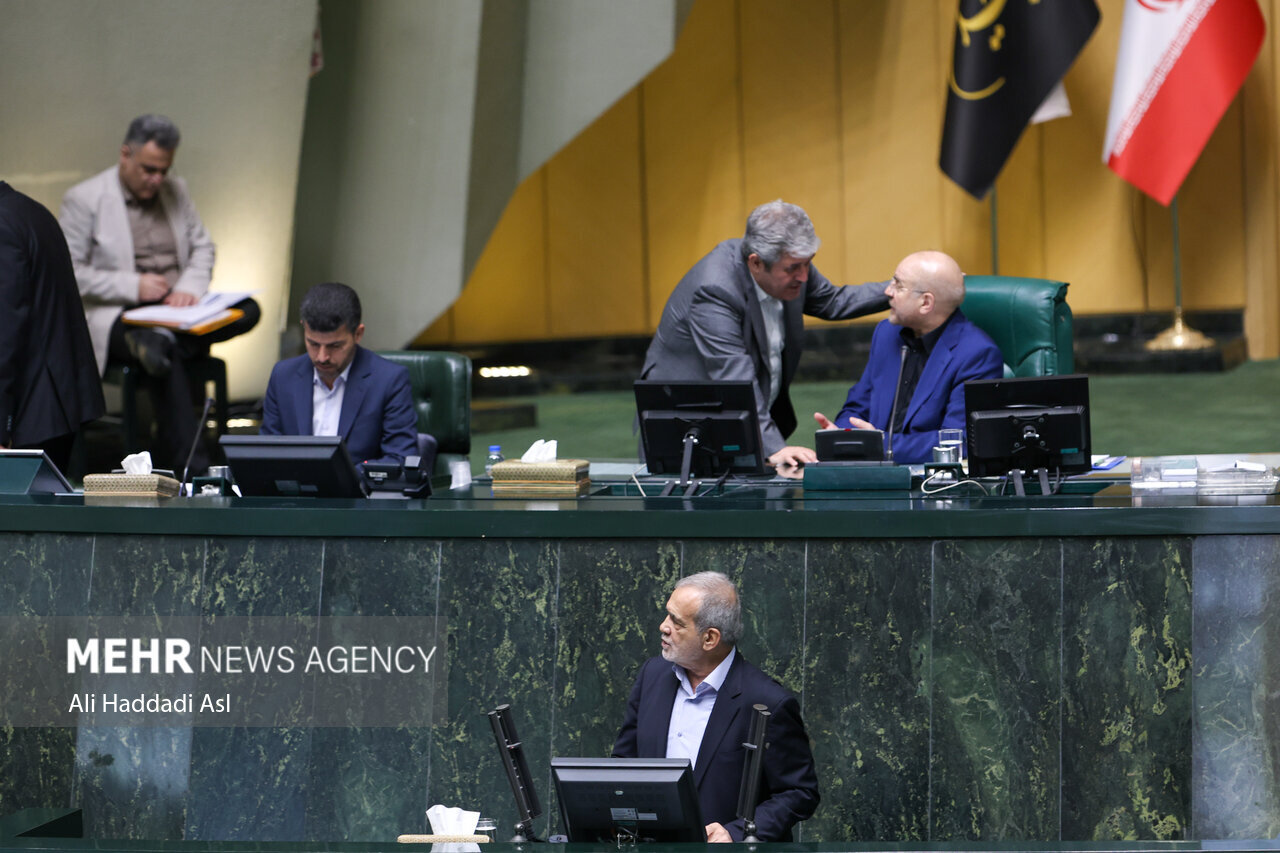 تصاویری از رفت و آمد نمایندهِ پرنفوذ مجلس در بین نمایندگان و جایگاه هیات رئیسه /هدف: رأی آوری کابینه پیشنهادی پزشکیان