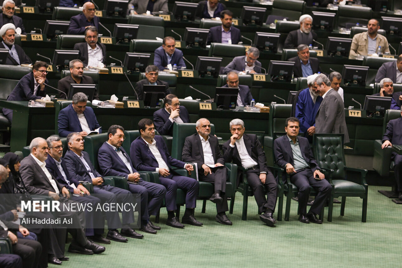 تصاویری از رفت و آمد نمایندهِ پرنفوذ مجلس در بین نمایندگان و جایگاه هیات رئیسه /هدف: رأی آوری کابینه پیشنهادی پزشکیان
