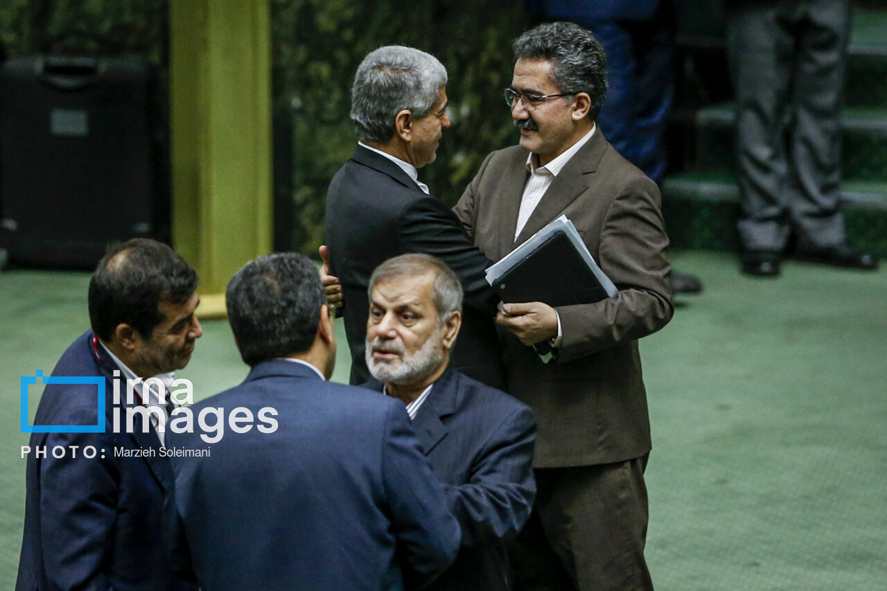 عکسی از گپ و گفت مشاور عالی پزشکیان با قسیم عثمانی بعد از نطق طوفانی علیه کابینه پیشنهادی /طیب نیا نماینده اهل سنت را آرام کرد؟