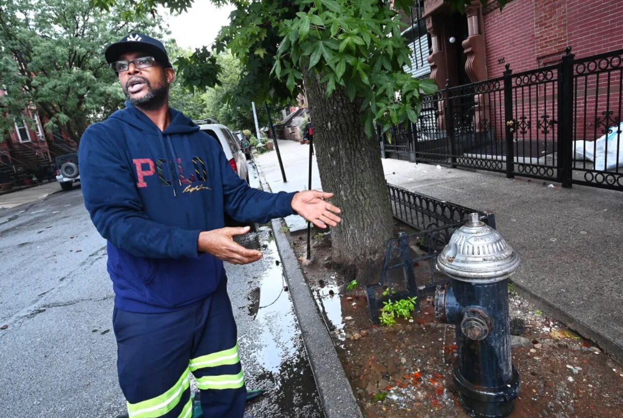 تصاویر بینظیر از رشد ماهیهای قرمز کنار شیر آتشنشانی