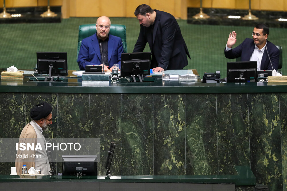 تصاویری از وزیر پیشنهادی پزشکیان برای وزارت اطلاعات در زمان بررسی صلاحیتش در صحن مجلس