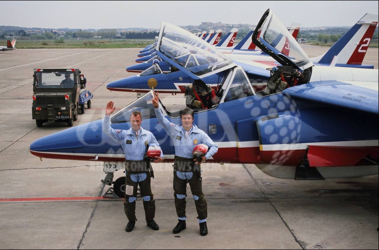 عکس | تصویری جالب از آلن دلون با لباس خلبانی در کنار هواپیمای جنگنده