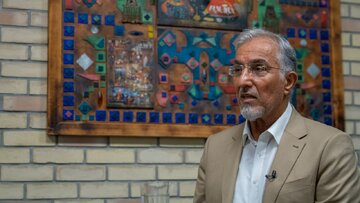 از دلار ۵۸ هزار تومانی تا ۲۷۰ هزار تومان؛ پرسش راغفر از دولت: چرا اداره کشور به گرانتر شدن زندگی مردم گره خورده است؟
