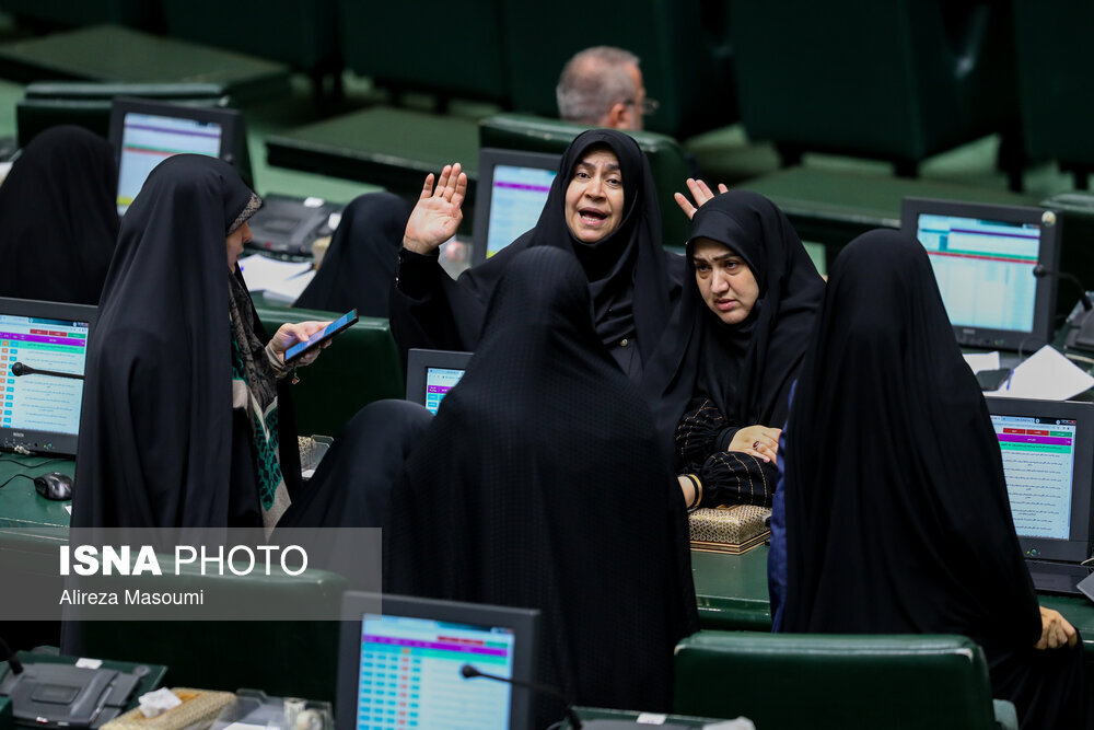 ثابتی به سراغ قالیباف رفت، آقای نماینده به سراغ دنیامالی /نمایندگان زن دورهم جمع شدند /مطالعه کتاب در زمان بررسی صلاحیت ها؟ +تصاویر