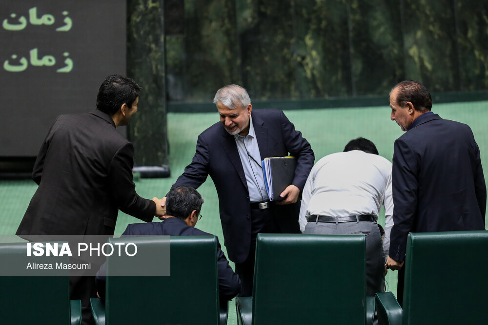 ثابتی به سراغ قالیباف رفت، آقای نماینده به سراغ دنیامالی /نمایندگان زن دورهم جمع شدند /مطالعه کتاب در زمان بررسی صلاحیت ها؟ +تصاویر