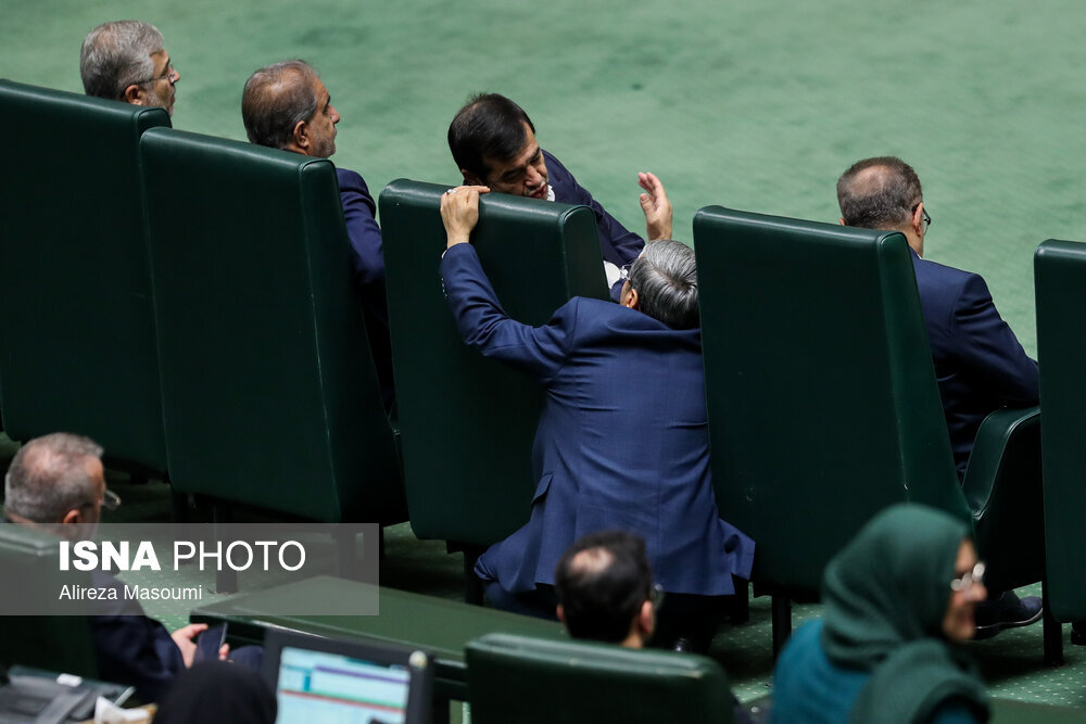 ثابتی به سراغ قالیباف رفت، آقای نماینده به سراغ دنیامالی /نمایندگان زن دورهم جمع شدند /مطالعه کتاب در زمان بررسی صلاحیت ها؟ +تصاویر