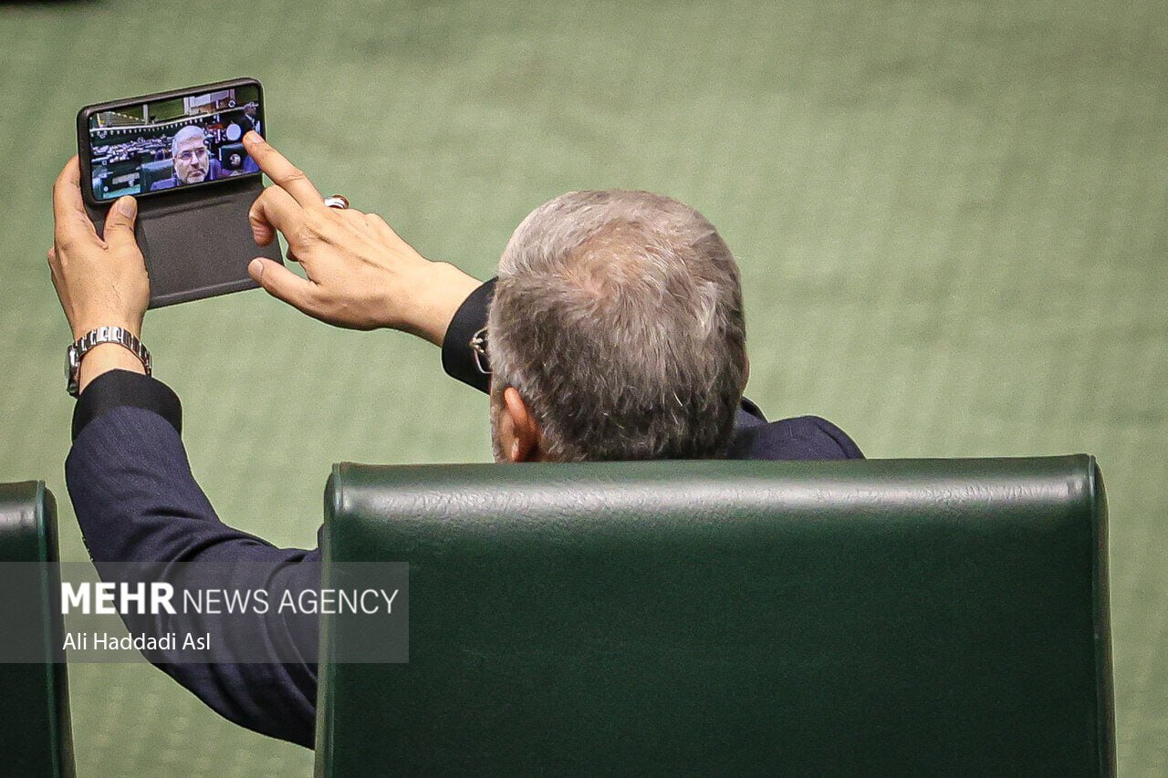 عکس | سوژه پربیننده از مجلس؛ سلفی یک نماینده از خود در صحن!